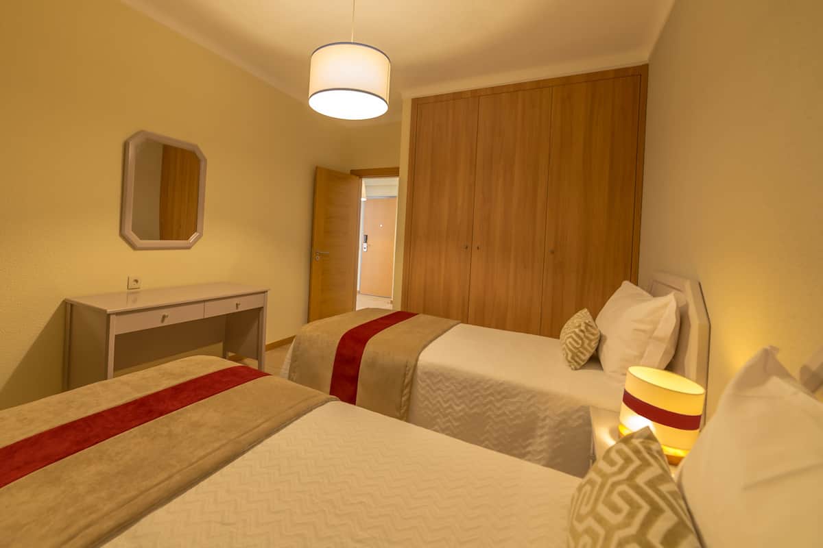 Premium bedding, in-room safe, desk, laptop workspace