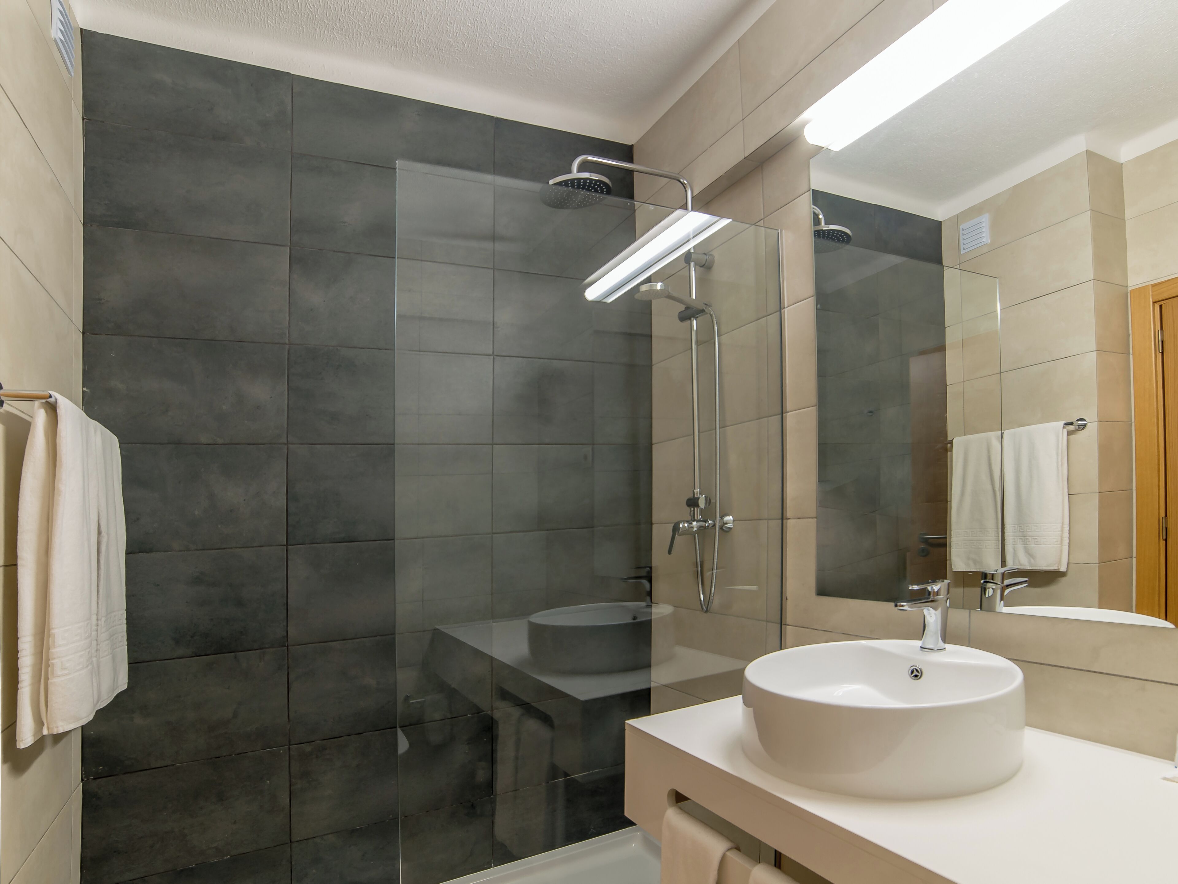 Chuveiro, chuveiro com efeito de chuva, produtos de toalete grátis 