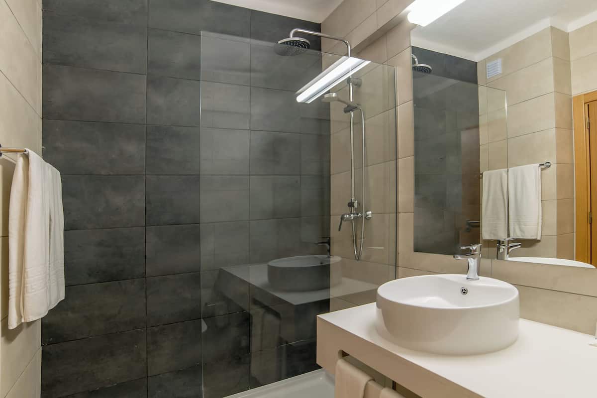 Chuveiro, chuveiro com efeito de chuva, produtos de toalete grátis