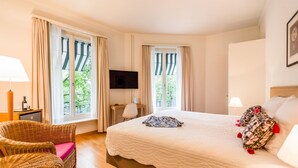 Kamer, 1 twee- of 2 eenpersoonsbedden | Hypoallergeen beddengoed, donsdekens, een minibar, een kluis op de kamer