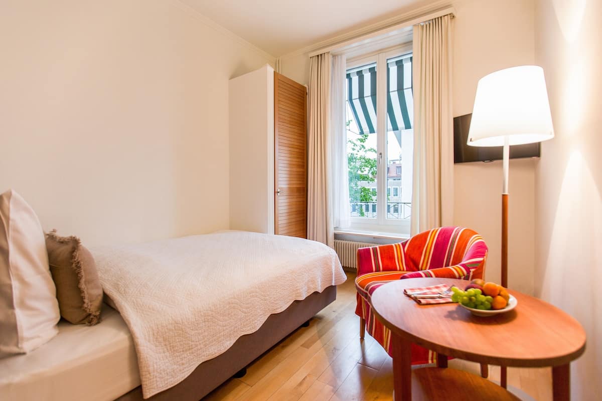 Enkelrum | Allergitestade sängkläder, duntäcken och minibar