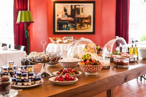 Daily buffet breakfast (CHF 15.00 per person)