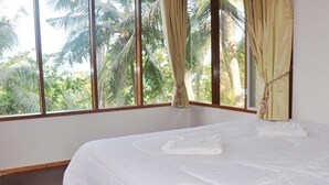 Double Bed Fan Bungalow, Garden View | Safe på rommet, skrivebord og wi-fi (mot et tillegg)