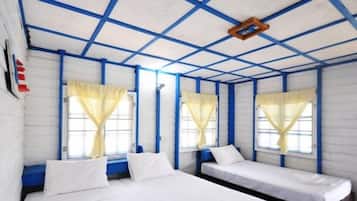 Quarto triplo básico, vista para o jardim | Cofres nos quartos, escrivaninha, Wi-Fi (sobretaxa)