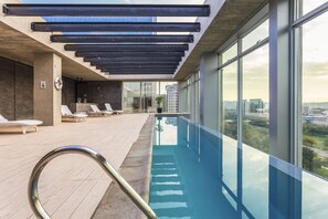 Una piscina techada, una piscina al aire libre