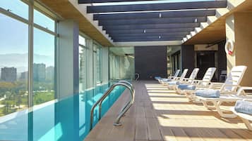 Una piscina techada, una piscina al aire libre
