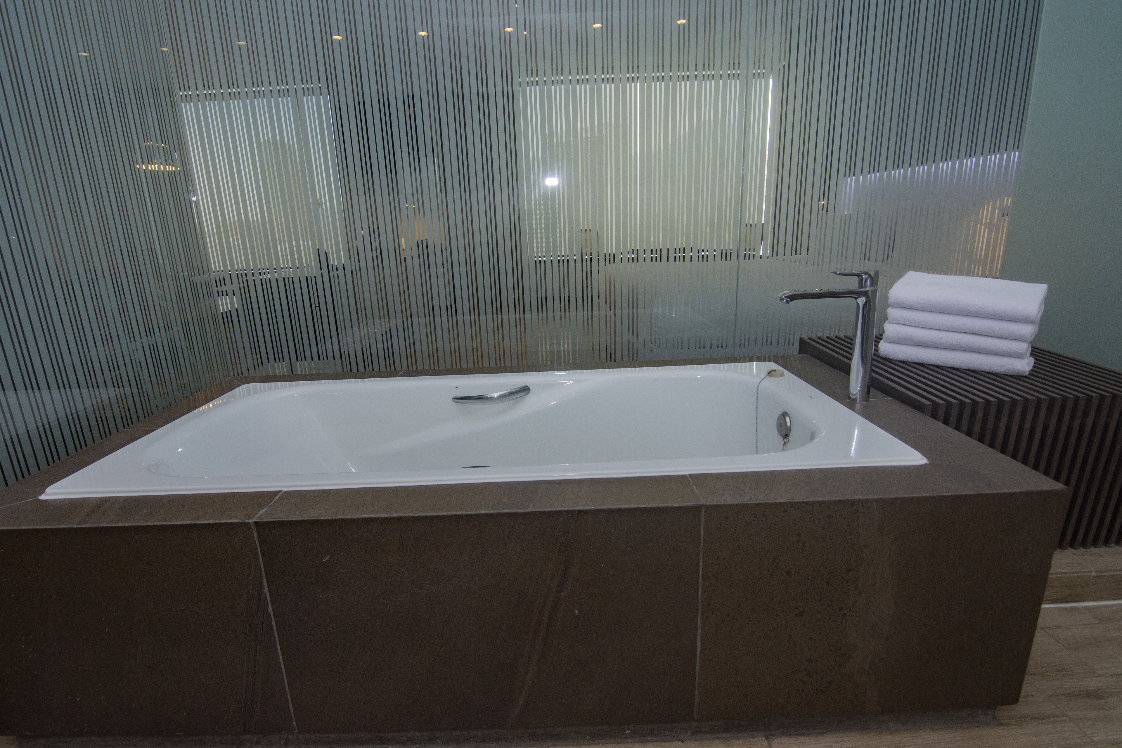 junior suite | bathroom | combined shower/bathtub, free toiletries, hair dryer, towels