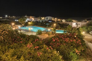 Piscine extérieure (ouverte en saison), parasols de plage