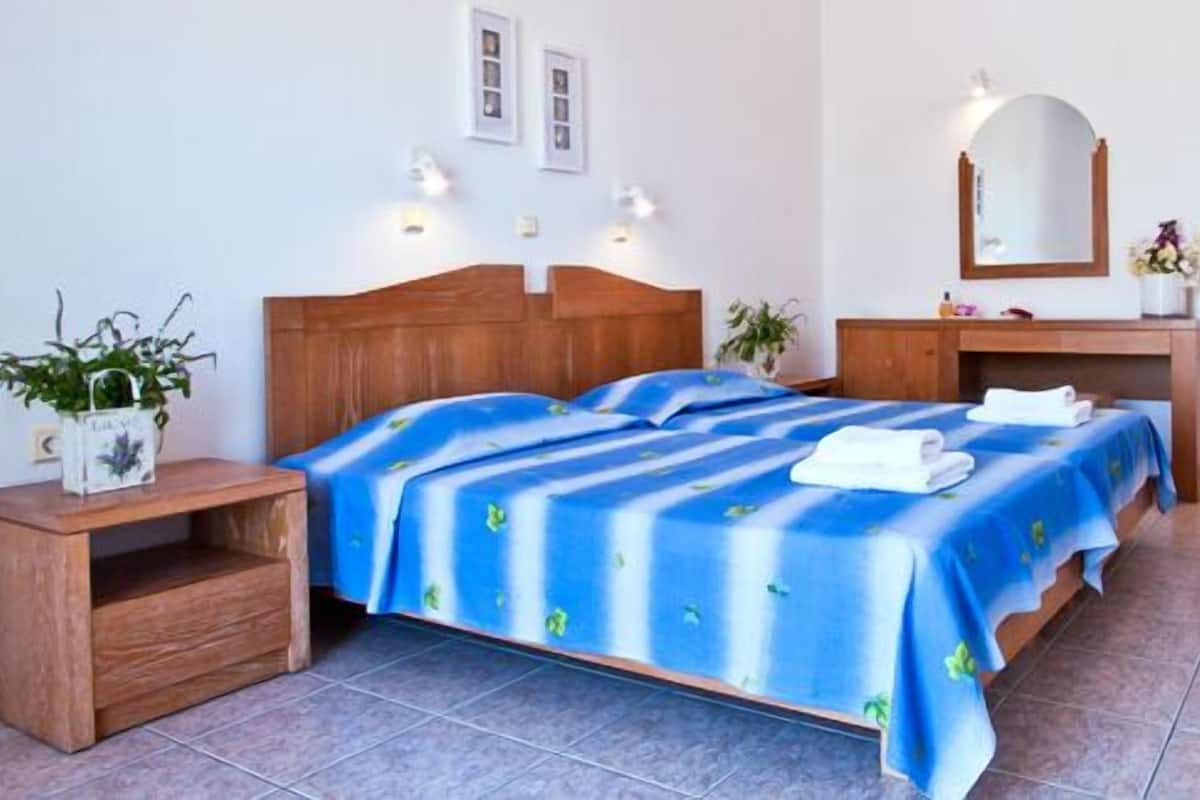 Estudio | Caja fuerte, escritorio, cortinas opacas y sistema de insonorización