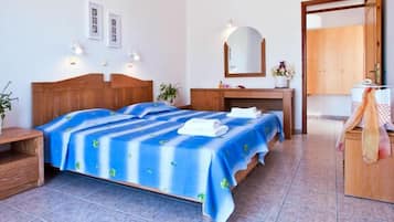 Studio | In-room safe, individually furnished, desk, blackout drapes