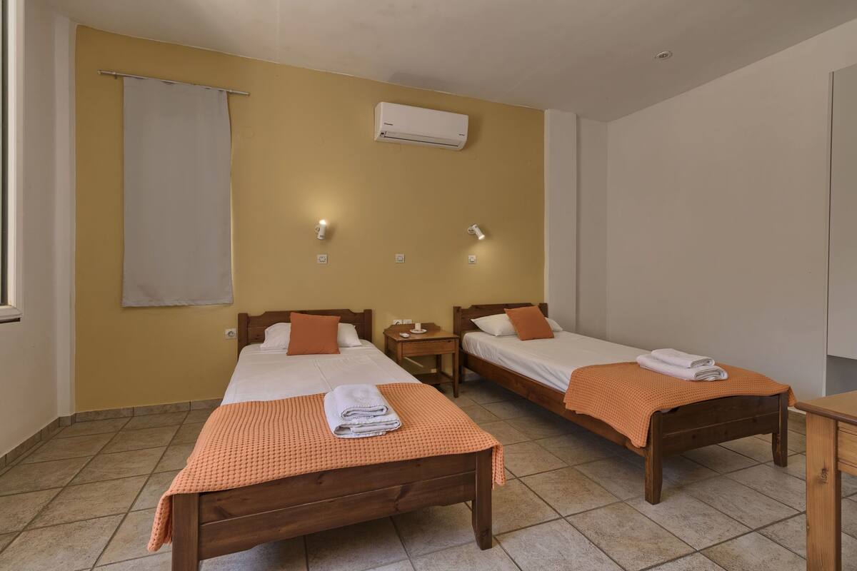 Apartamento, 2 habitaciones | Caja fuerte, escritorio, cortinas opacas y sistema de insonorización