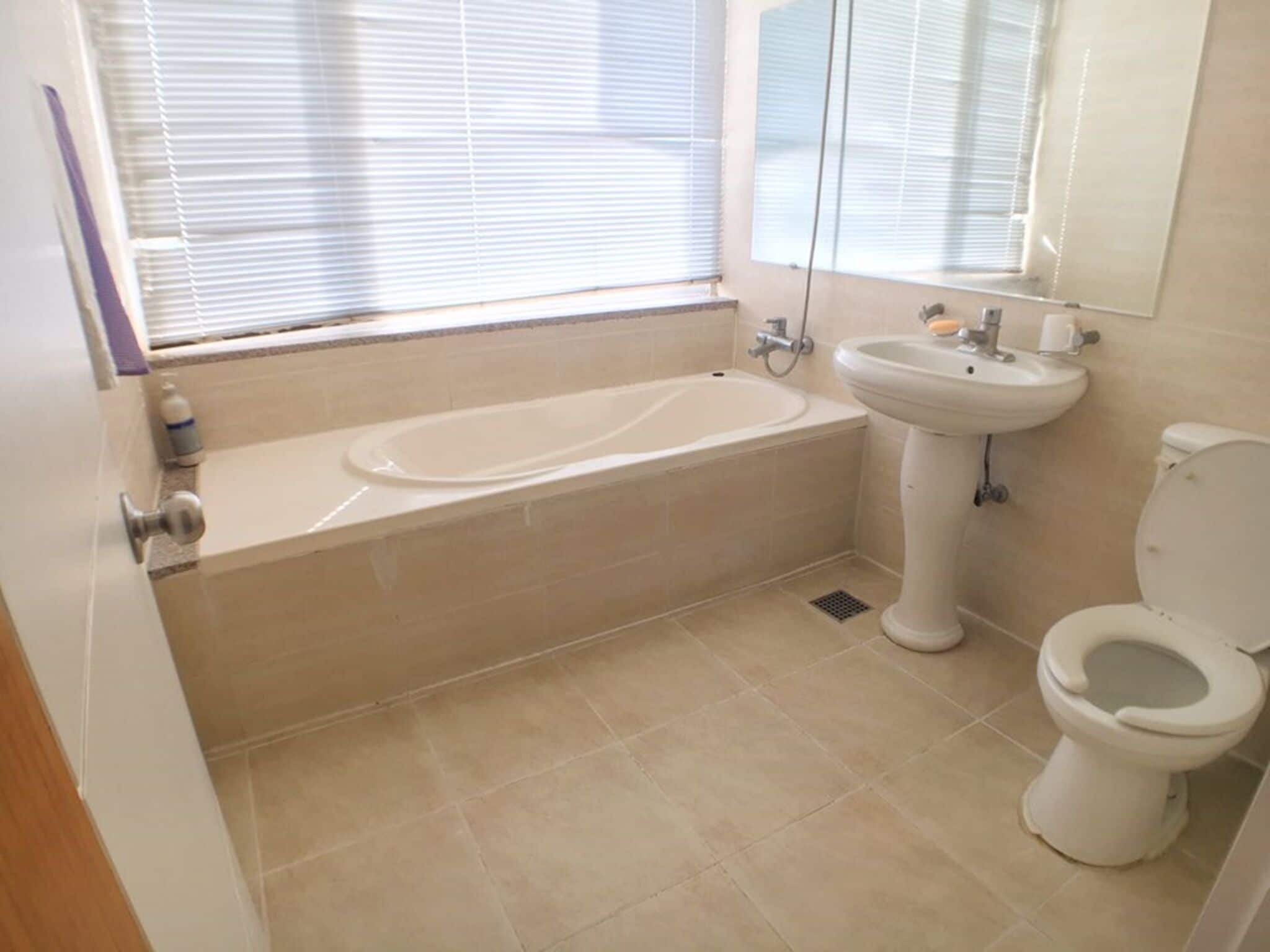 Une salle de bain avec une baignoire, un lavabo et des toilettes.