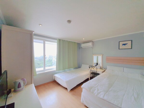 Deluxe Double Room, Ocean View | Desk, free WiFi - Good Inn Hotel (Seogwipo)