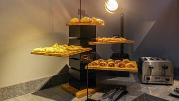 Tägliches Frühstücksbuffet gegen Gebühr