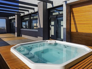 A modern outdoor hot tub area with a view of the city skyline. - Ibis Styles Porto Alegre Moinhos de Vento (Porto Alegre)
