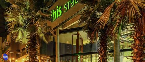 Un edificio con un letrero que dice 'his styles' y un cartel visible que dice 'DANTE'.