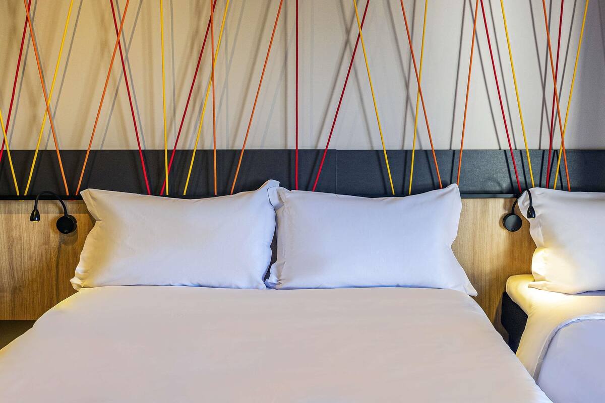Standard Apartment (1 Double Bed and 1 Bunk Bed) | Bar mini, meja, langsir/tirai gelap terus, kalis bunyi 