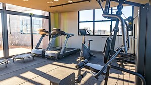 A gym with treadmills, a stationary bike, and weight machines. - Ibis Styles Porto Alegre Moinhos de Vento (Porto Alegre)