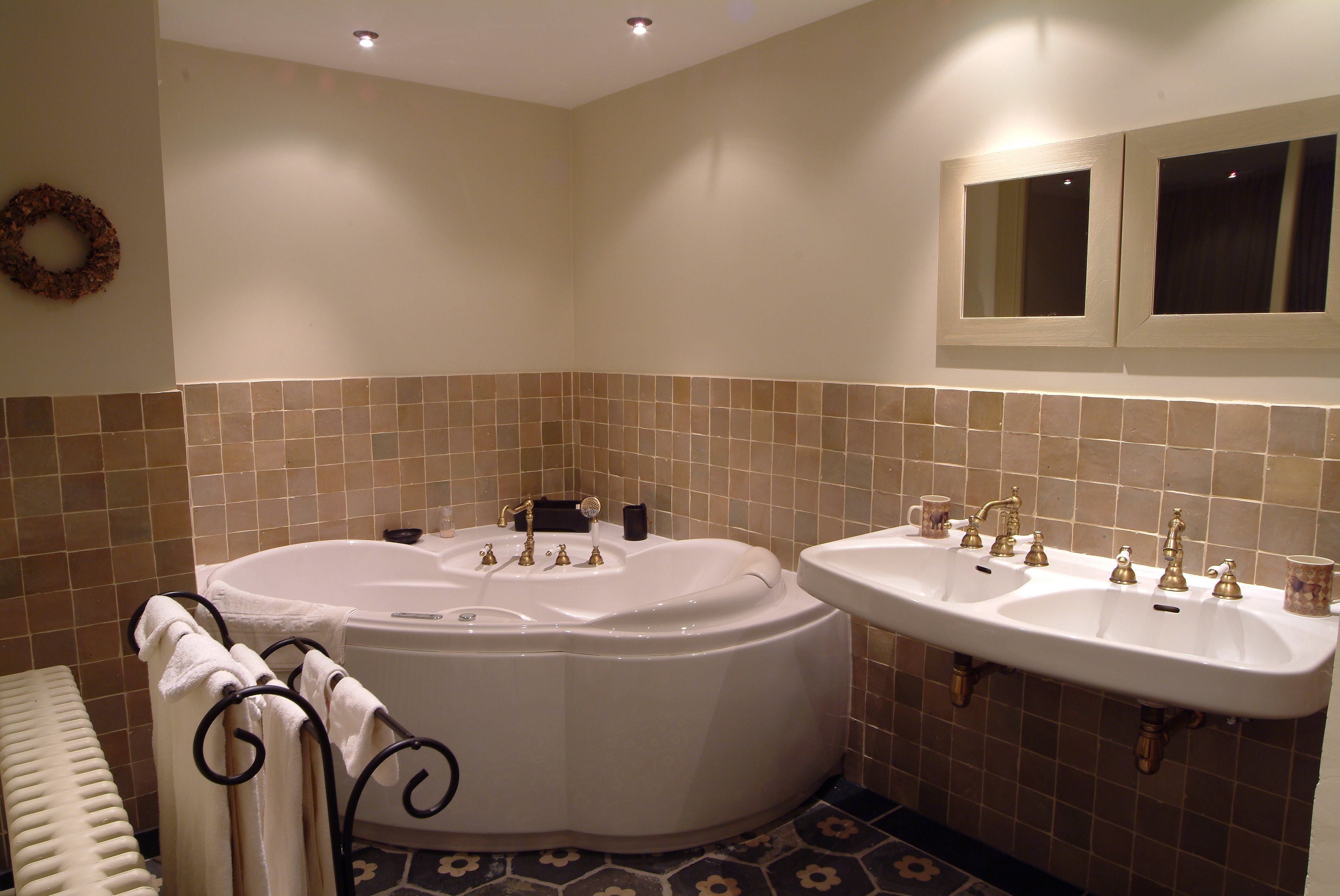 standard double room | bathroom | separate bathtub and shower, free toiletries, hair dryer, bathrobes