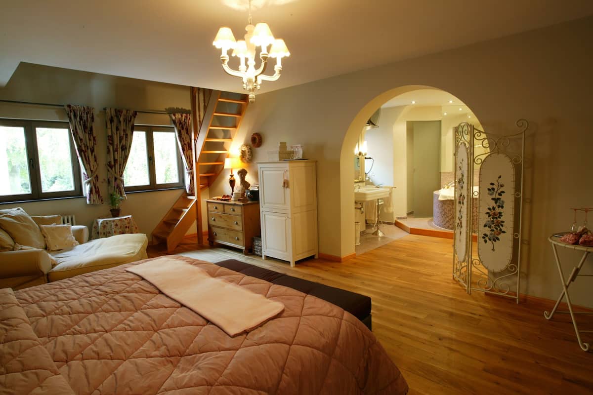 deluxe double room | minibar, in-room safe, desk, soundproofing