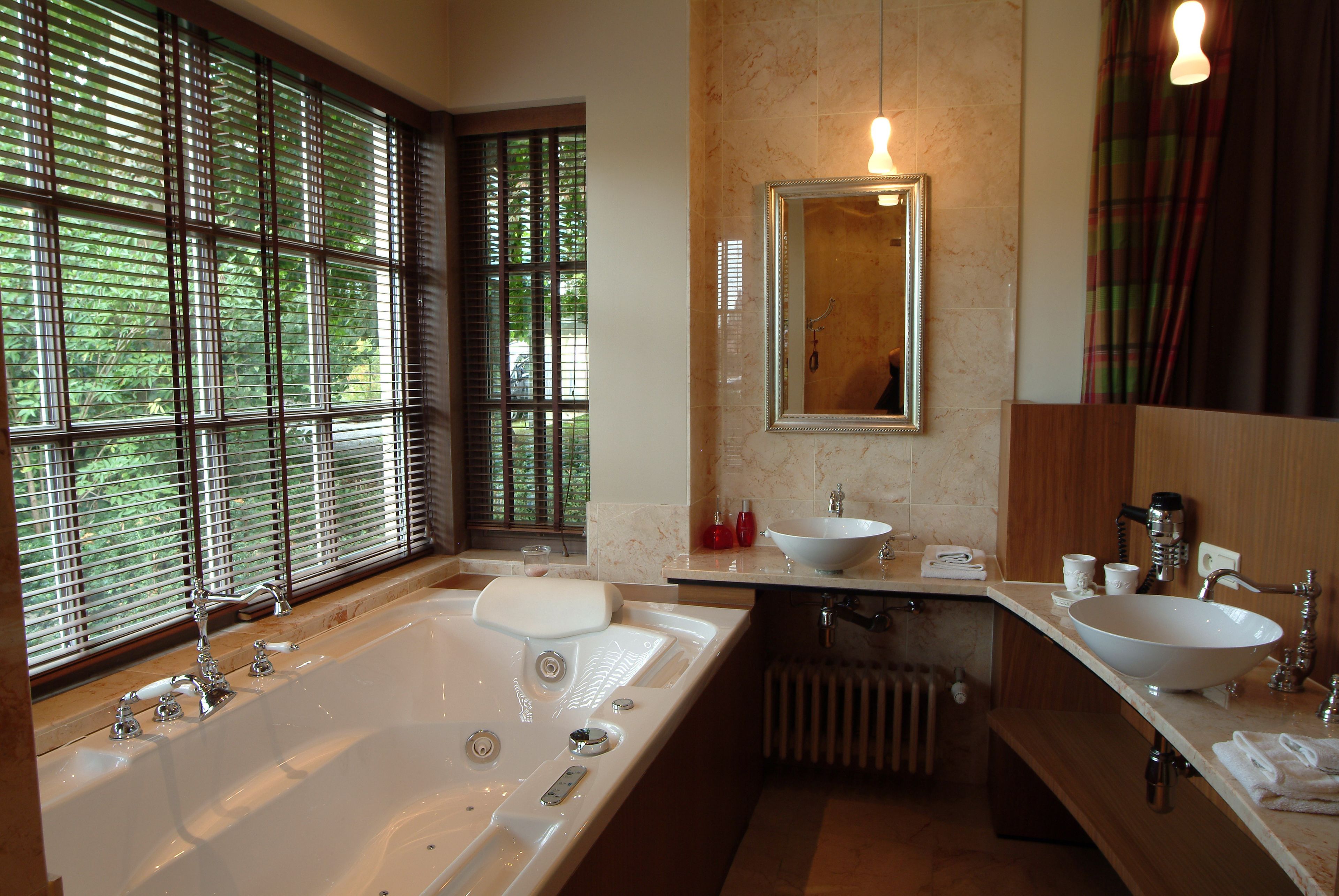 comfort double room, 1 queen bed | bathroom | separate bathtub and shower, free toiletries, hair dryer, bathrobes