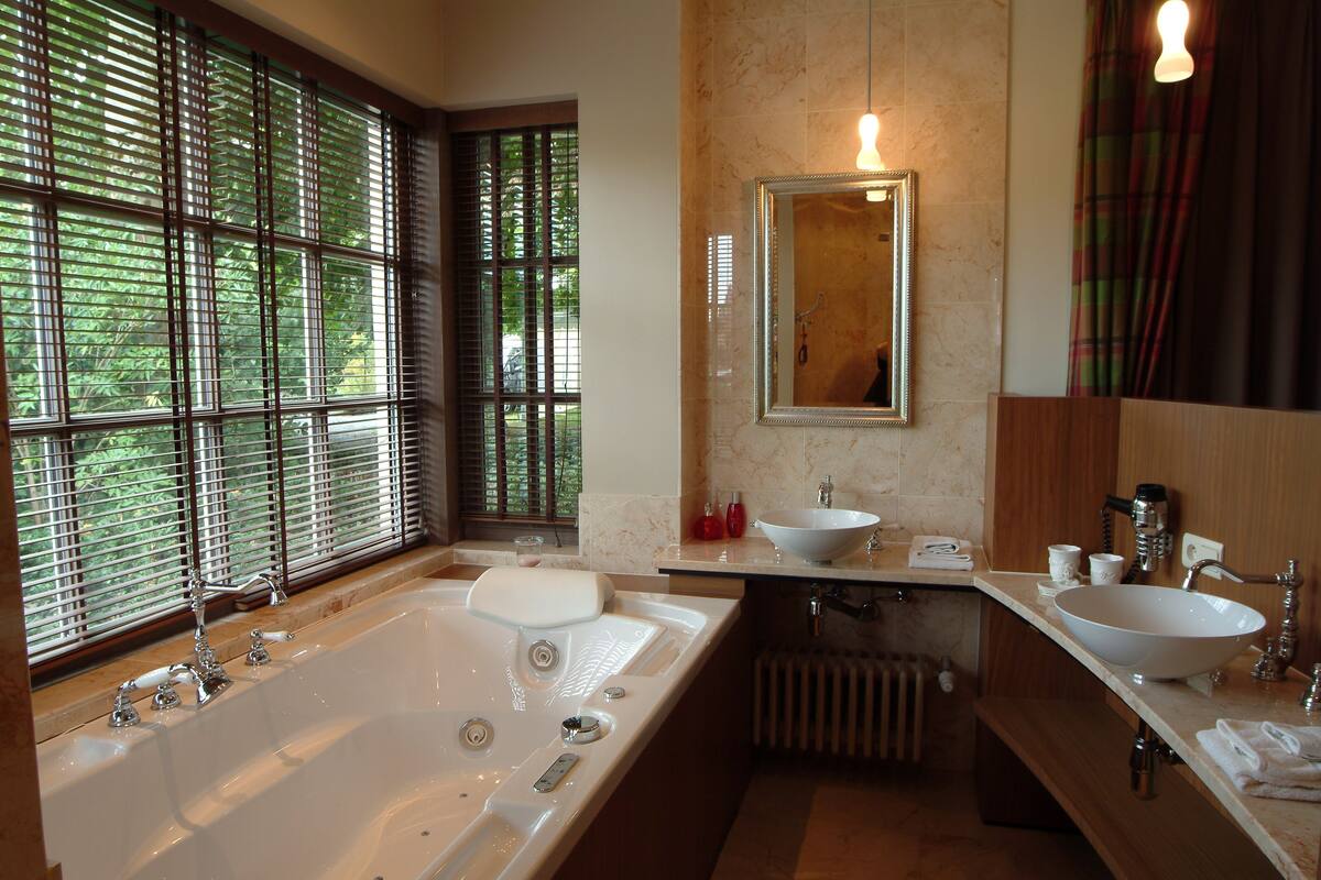 comfort double room, 1 queen bed | bathroom | separate bathtub and shower, free toiletries, hair dryer, bathrobes