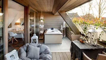 Suite, Sauna | Jetted tub