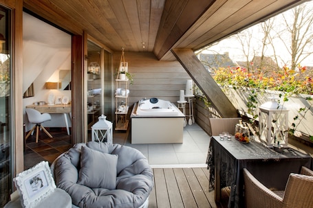 Suite, Sauna | Jetted bathtub. Charmehotel Manoir Ogygia