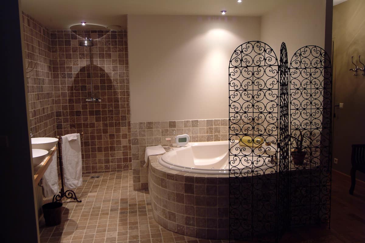 comfort double room, 1 queen bed | bathroom | separate bathtub and shower, free toiletries, hair dryer, bathrobes