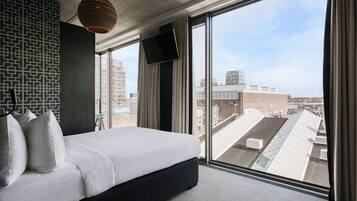 Room, 1 Queen Bed, Non Smoking | In-room safe, individually furnished, desk, laptop workspace
