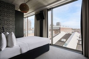 Room, 1 Queen Bed, Non Smoking | In-room safe, desk, laptop workspace, soundproofing