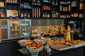 Daily buffet breakfast for a fee - DoubleTree by Hilton Hotel Amsterdam - NDSM Wharf (Amsterdam)