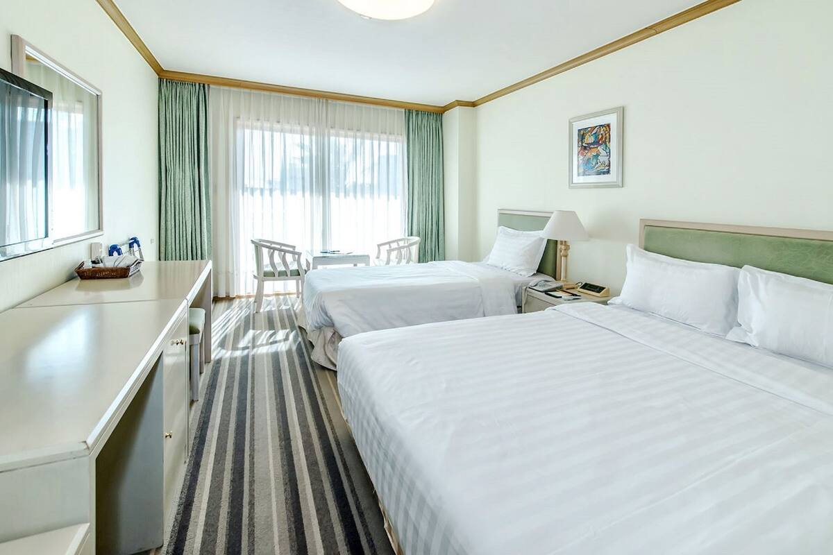 premium bedding, in-room safe, free wifi