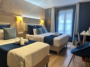 In-room safe, desk, soundproofing, iron/ironing board - Hôtel Clairefontaine (Paris)