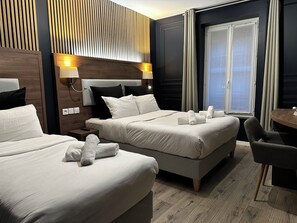 Triple Room | In-room safe, desk, soundproofing, iron/ironing board - Hôtel Clairefontaine (Paris)