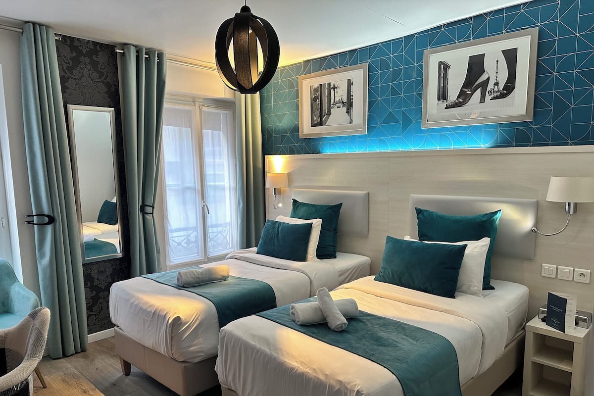 Zweibettzimmer | Zimmersafe, Schreibtisch, schallisolierte Zimmer, Bügeleisen/Bügelbrett