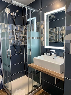 In-room safe, desk, soundproofing, iron/ironing board - Hôtel Clairefontaine (Paris)