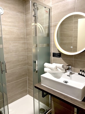 Comfort Double Room | Bathroom | Shower, free toiletries, hair dryer, towels