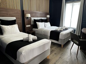 Triple Room | In-room safe, desk, soundproofing, iron/ironing board - Hôtel Clairefontaine (Paris)