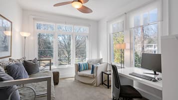 都會公寓, 3 間臥室 (71 Standish Ave NW, Atlanta GA 30309) | 客廳 | 43 吋平面電視連數碼電視頻道、智能電視、串流服務