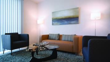 Télévision à écran plat de 43 pouces avec chaßnes numériques