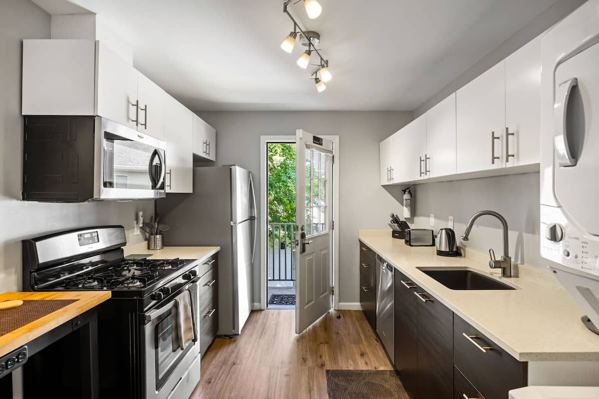 Full-sized fridge, microwave, oven, stovetop