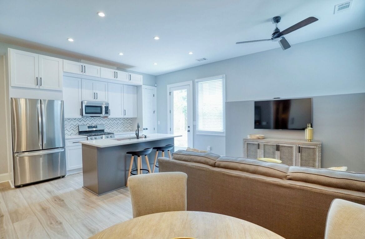 Departamento Confort, 1 habitación, para no fumadores | Área de sala de estar | Televisión de pantalla plana de 43 pulgadas con canales digitales 