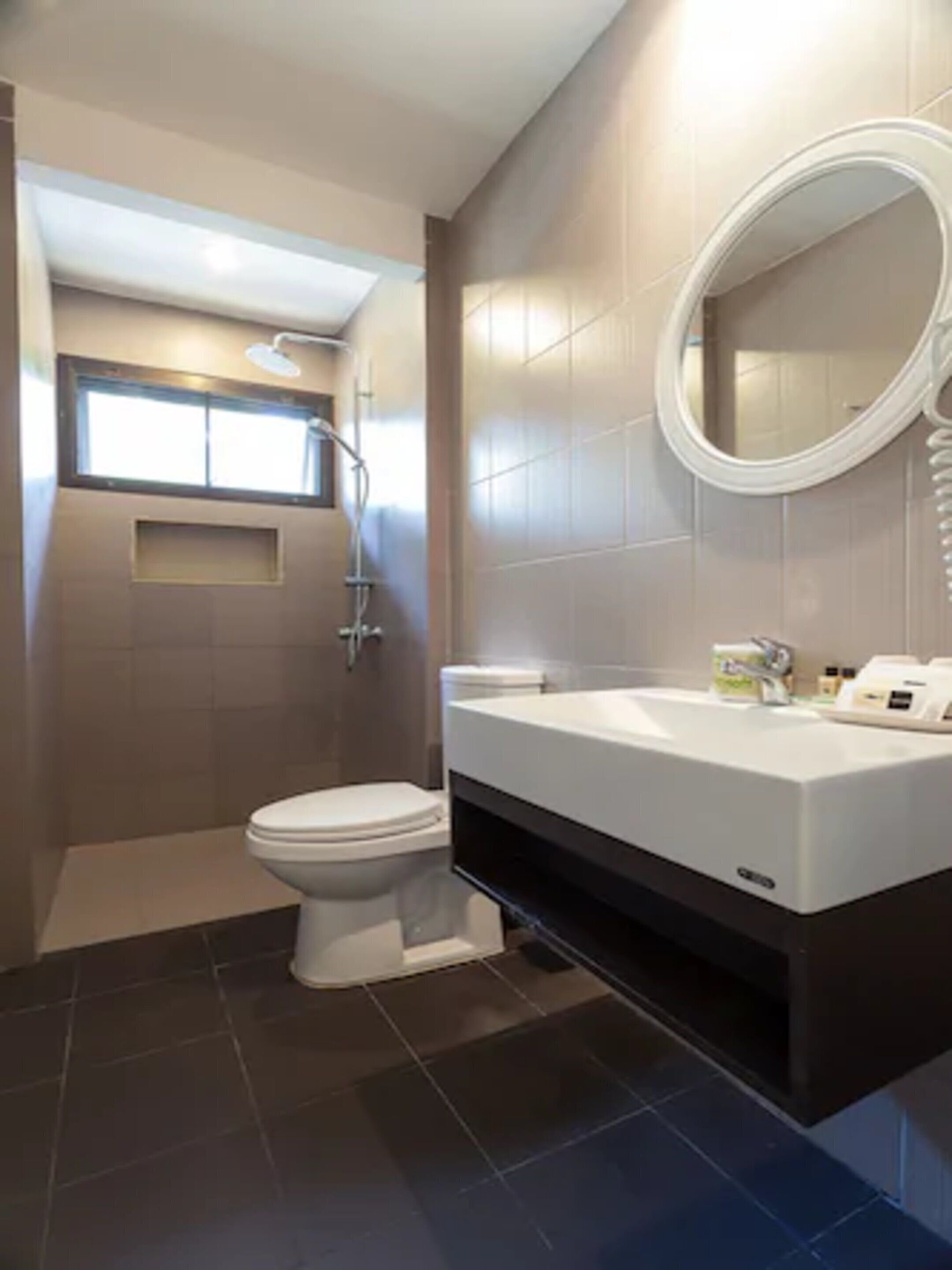 deluxe double or twin room | bathroom | free toiletries, hair dryer, bidet, towels