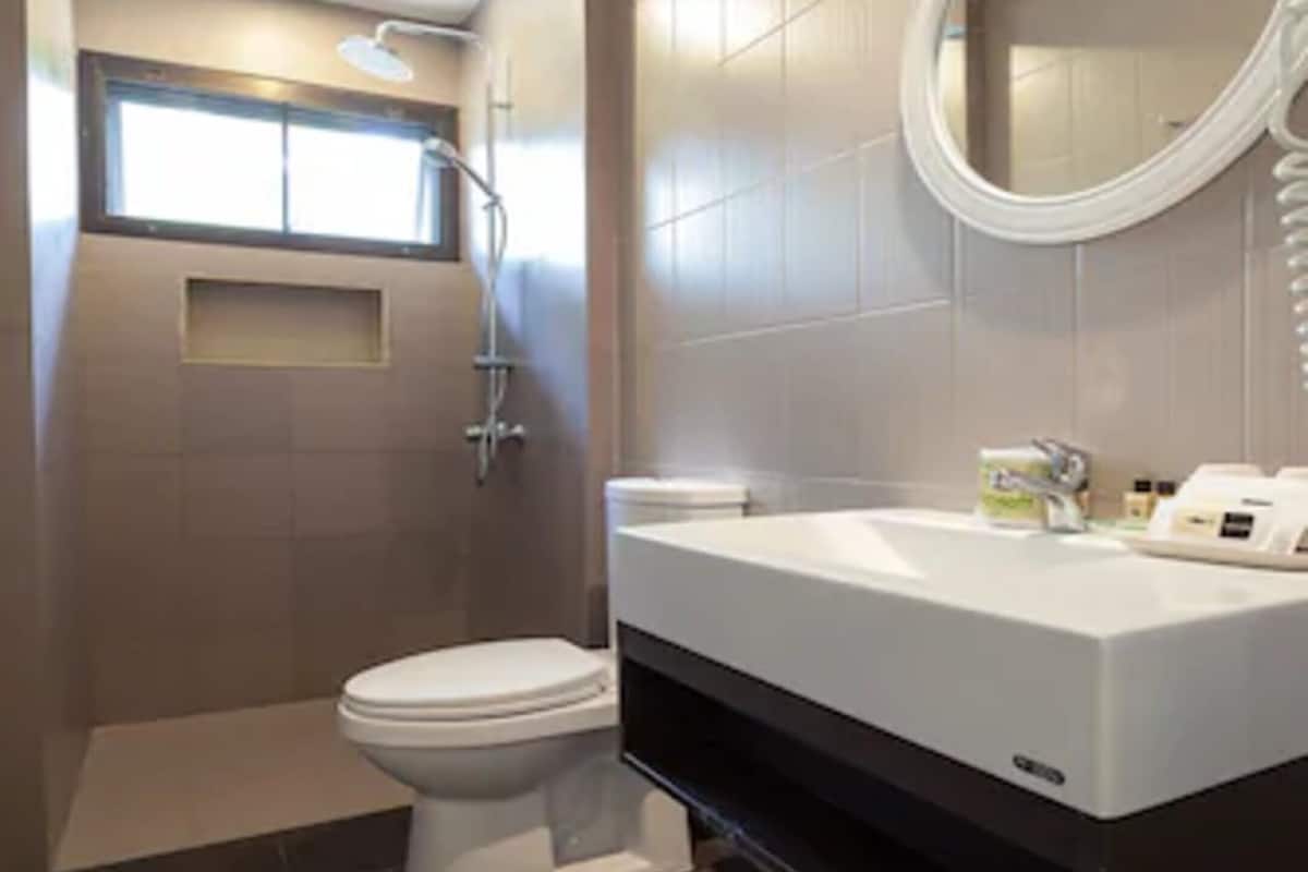 deluxe double or twin room | bathroom | free toiletries, hair dryer, bidet, towels