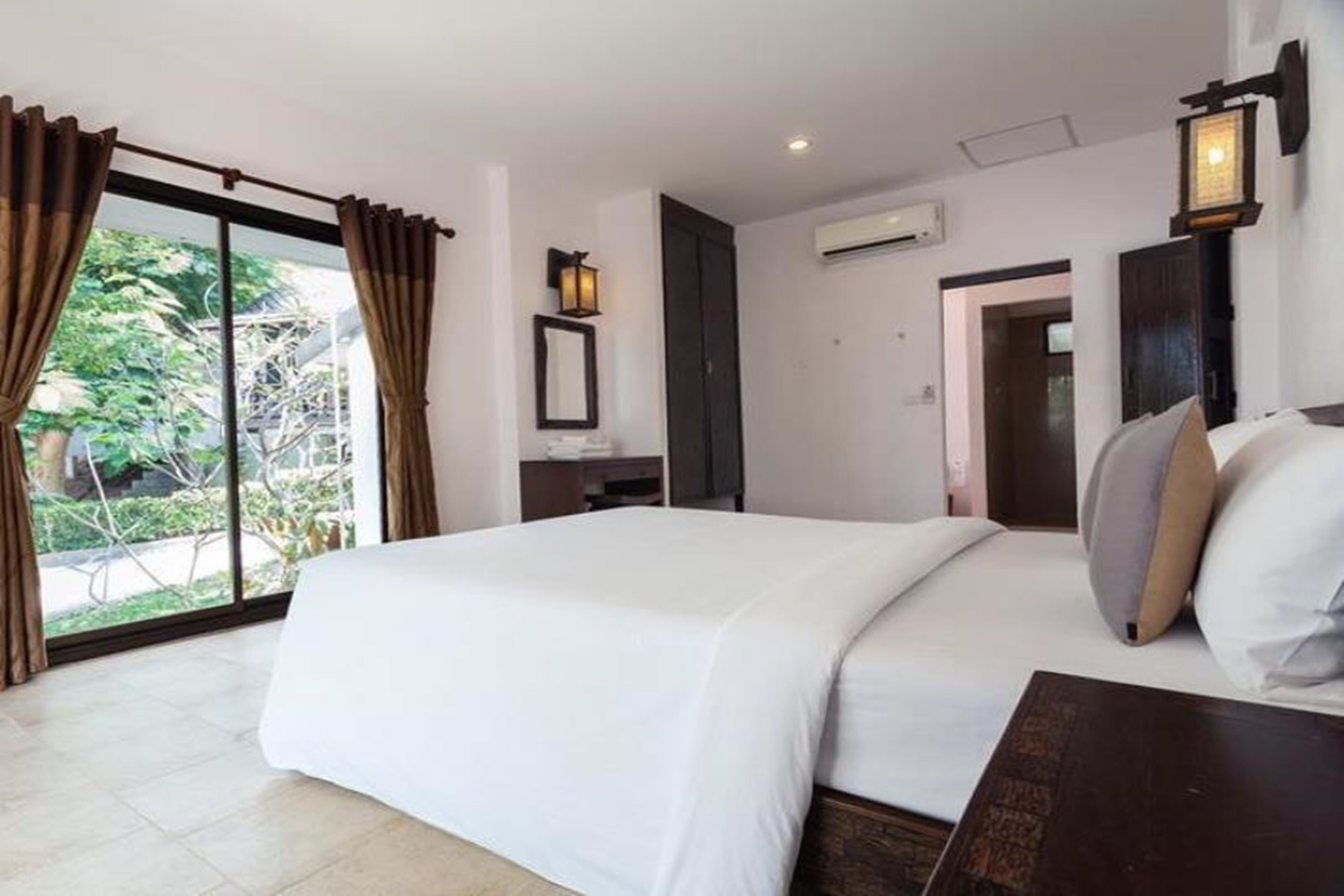 one bedroom villa | minibar, in-room safe, desk, rollaway beds