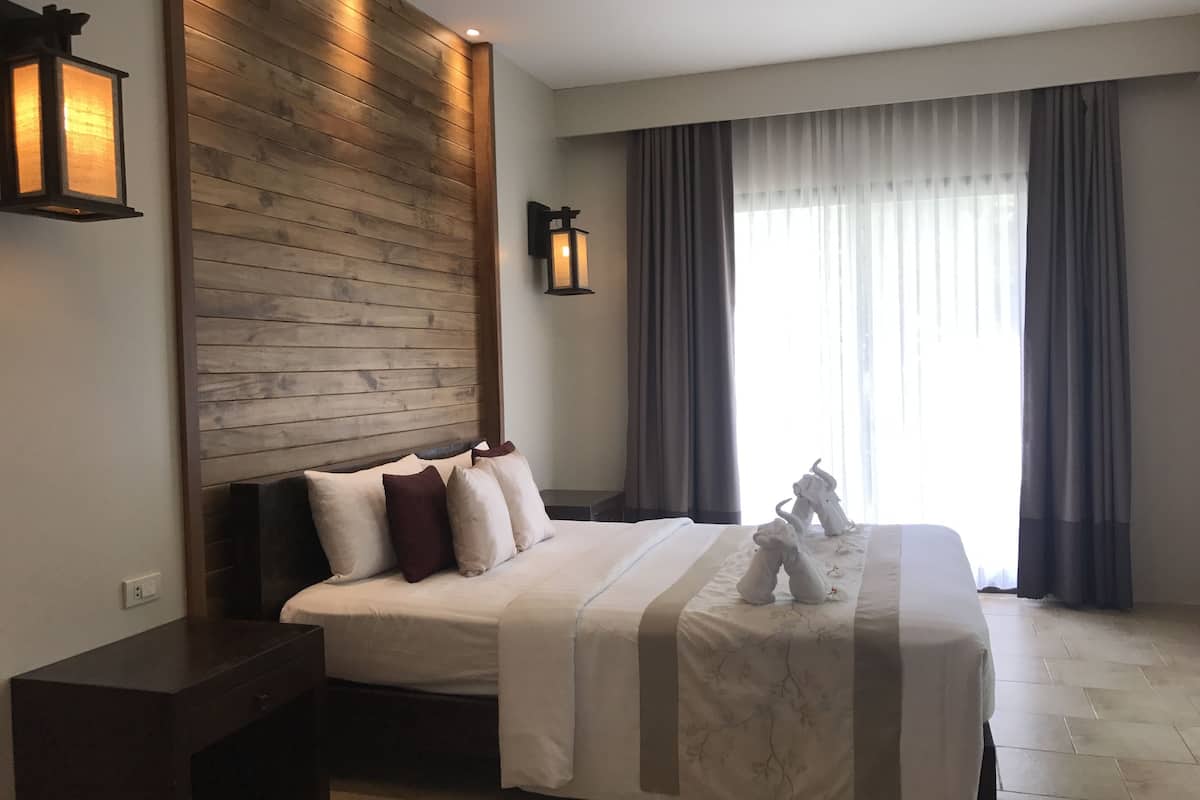 one bedroom villa | minibar, in-room safe, desk, rollaway beds