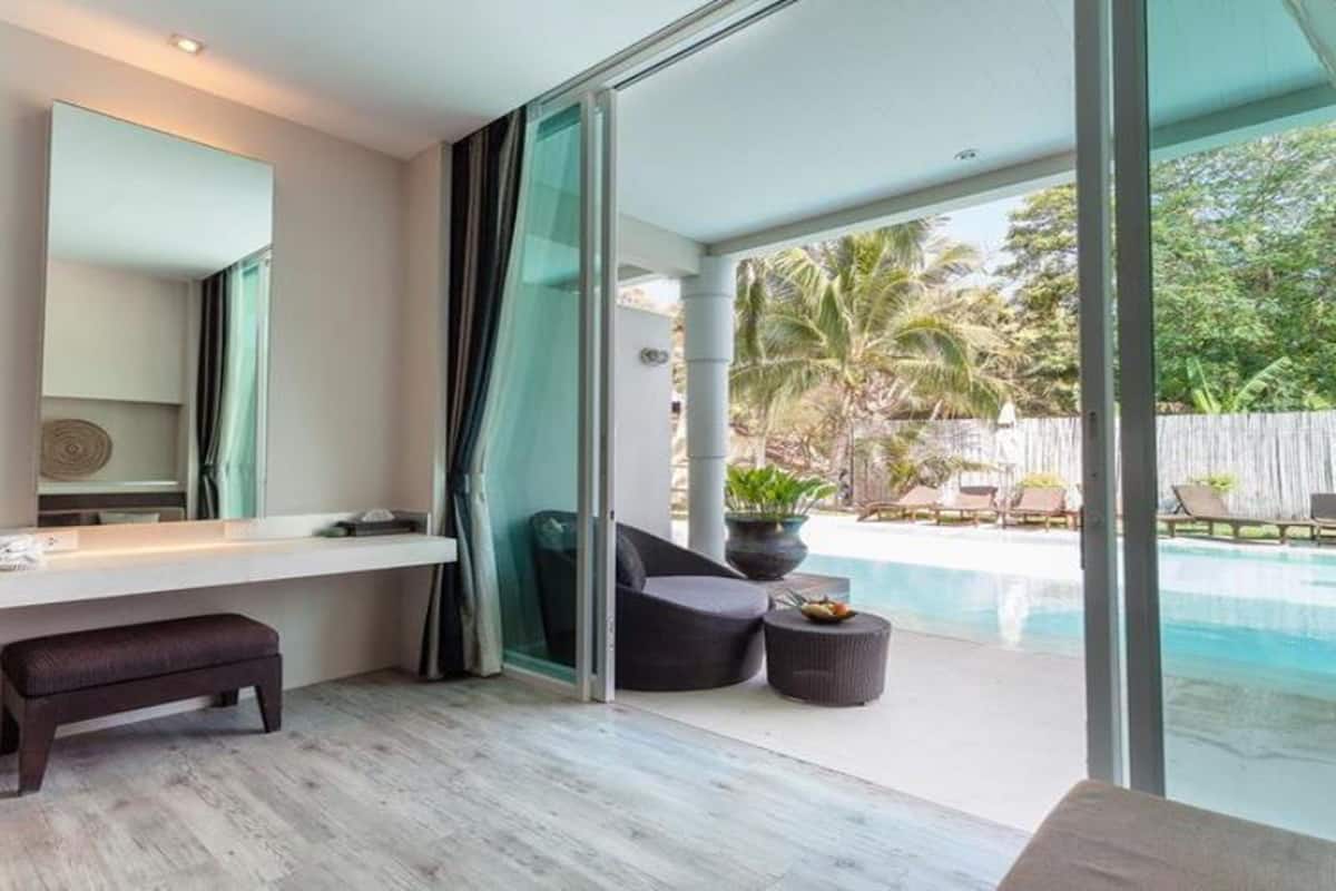 Deluxe Room, Pool Access | 1 habitación, minibar, caja de seguridad en la habitación y escritorio