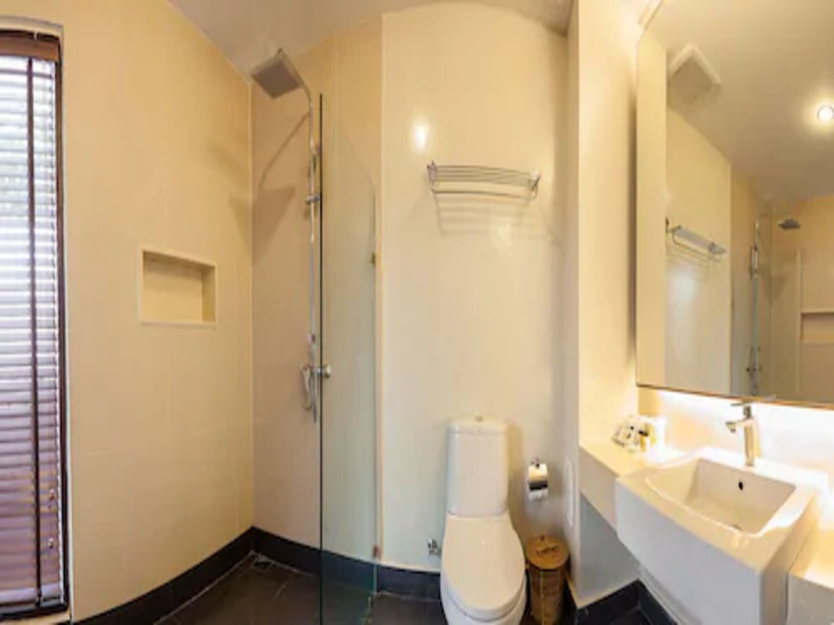 deluxe double room with bath | minibar, in-room safe, desk, rollaway beds