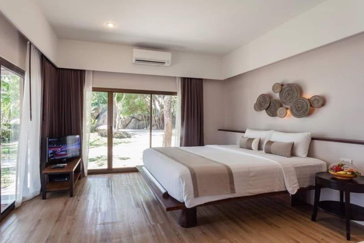 minibar, in-room safe, desk, rollaway beds